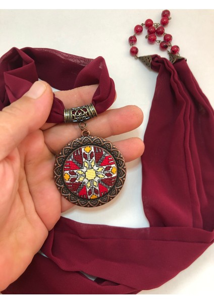 Kanaviçe Işlemeli Fular Kolye fırsatları