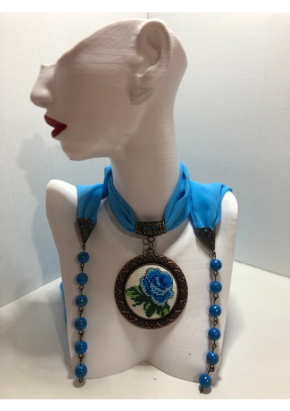 Kanaviçe Işlemeli Fular Kolye