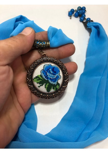 Kanaviçe Işlemeli Fular Kolye fırsatları