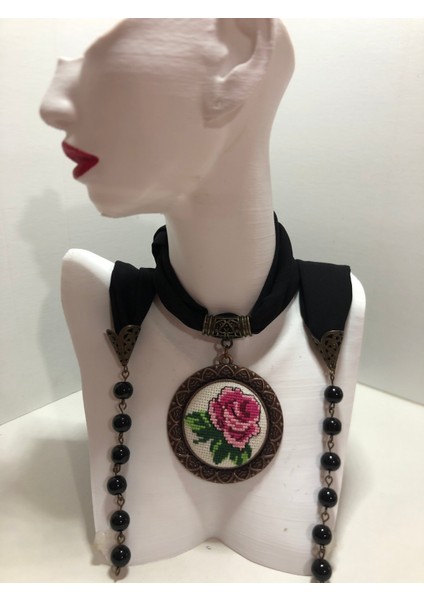 Kanaviçe Işlemeli Fular Kolye