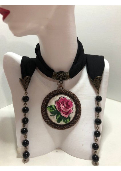 Kanaviçe Işlemeli Fular Kolye fiyatları