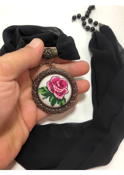 Kanaviçe Işlemeli Fular Kolye fırsatları