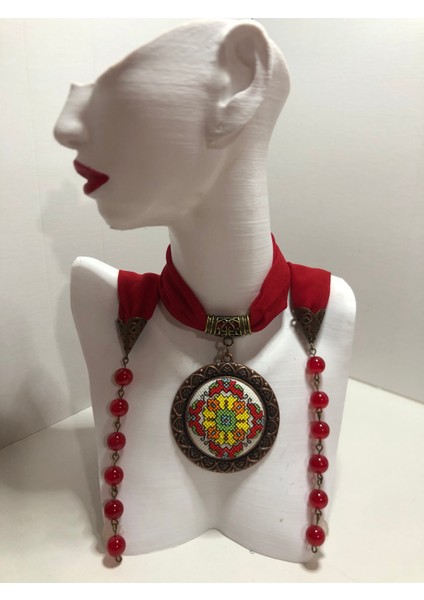 Kanaviçe Işlemeli Fular Kolye