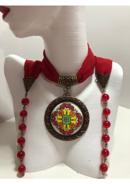 Kanaviçe Işlemeli Fular Kolye fiyatları