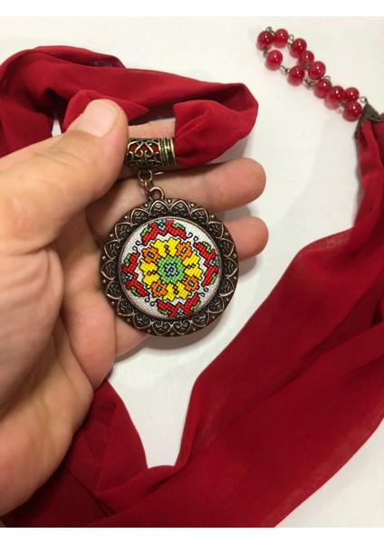 Kanaviçe Işlemeli Fular Kolye fırsatları