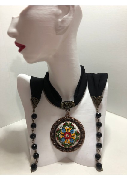 Kanaviçe Işlemeli Fular Kolye