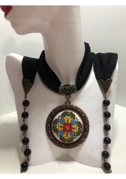 Kanaviçe Işlemeli Fular Kolye fiyatları