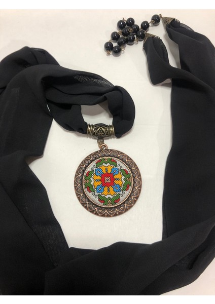 Kanaviçe Işlemeli Fular Kolye modelleri