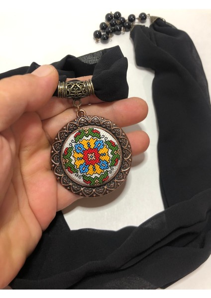 Kanaviçe Işlemeli Fular Kolye fırsatları