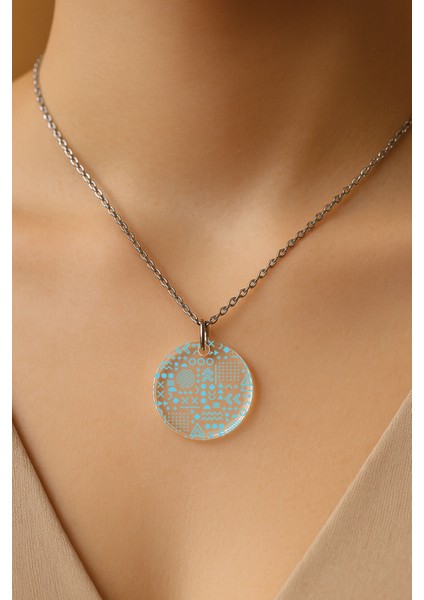 Şeffaf Sert Akrilik Kolye Ucu ve Üzeri Zincirli Desenli Kolye Geometrik