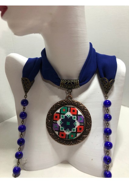 Kanaviçe Işlemeli Fular Kolye