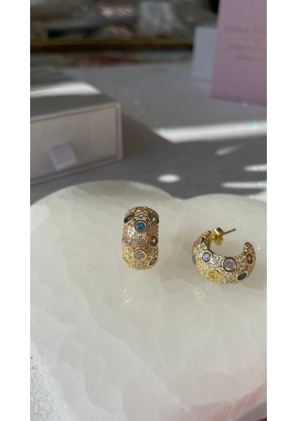 Full Taşlı Renkli Kuş Gözlü Yarım Halka Tombul Küpe modelleri