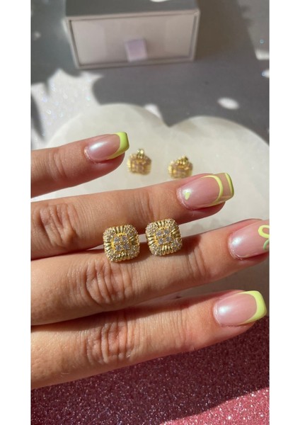 Kare Taşlı Çivi Model Küpe Kibar ve Zarif Küpe Sevgiliye Hediye Özel Gün Hediyesi