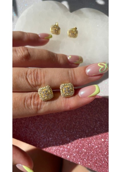 Kare Taşlı Çivi Model Küpe Kibar ve Zarif Küpe Sevgiliye Hediye Özel Gün Hediyesi fiyatları