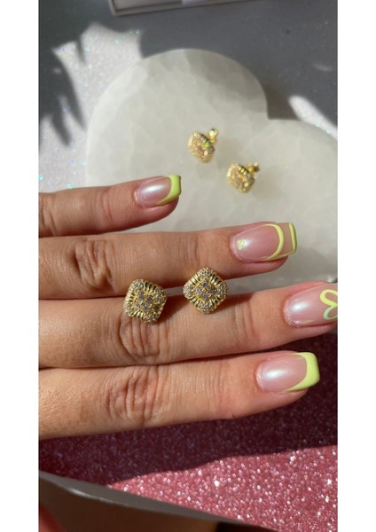 Kare Taşlı Çivi Model Küpe Kibar ve Zarif Küpe Sevgiliye Hediye Özel Gün Hediyesi modelleri