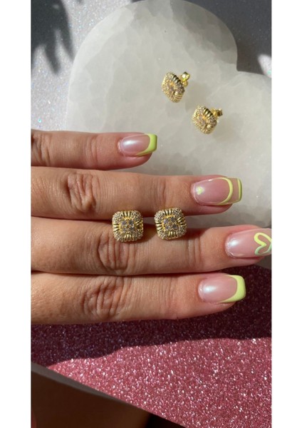 Kare Taşlı Çivi Model Küpe Kibar ve Zarif Küpe Sevgiliye Hediye Özel Gün Hediyesi fırsatları