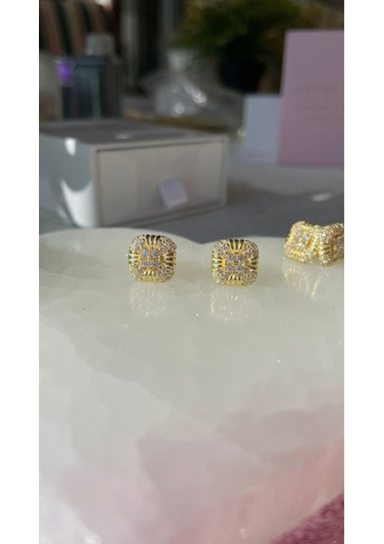 Kare Taşlı Çivi Model Küpe Kibar ve Zarif Küpe Sevgiliye Hediye Özel Gün Hediyesi indirimleri