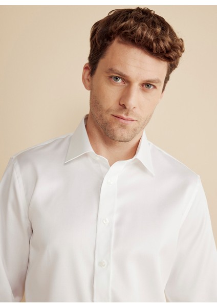Slim Fit Klasik Yaka Beyaz Erkek Gömlek BBFW25MSH020 fırsatları