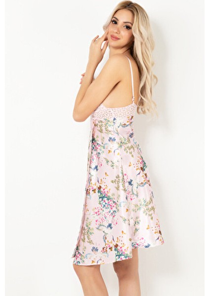 Kadın Gecelik Derin Yırtmaçlı Tasarım ile Günlük ve Gece Kullanım İçin Uygun