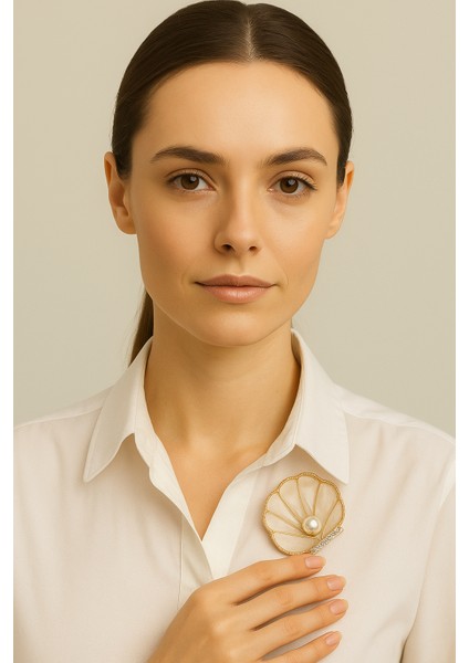 Yılbaşı Ruhunu ve Zarafeti Taşıyan Işıltılı Broş Koleksiyonu