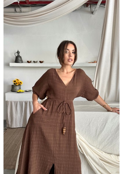 V Yaka Bel Boncuk Bağlamalı Müslin Elbise Yırtmaç Detaylı - Kahverengi modelleri