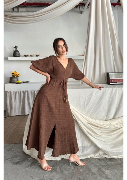 V Yaka Bel Boncuk Bağlamalı Müslin Elbise Yırtmaç Detaylı - Kahverengi fırsatları