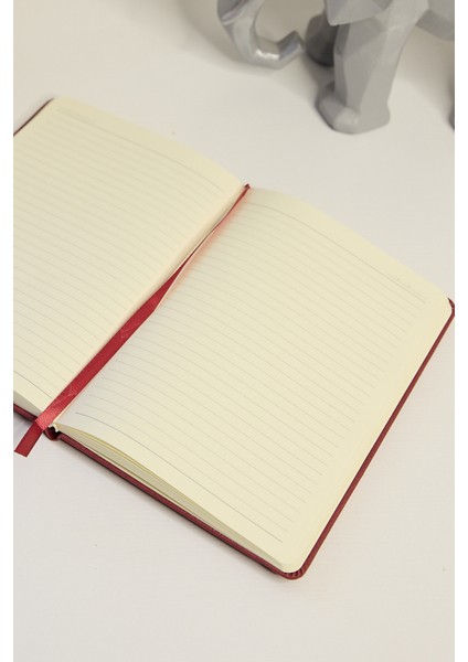 Kişiye Özel Kırmızı Lastikli Kalem Tutuculu Evrak Cepli Vegan Deri 224 Sayfa Çizgili Not Defteri fiyatları