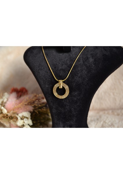 Zarif Tasarımıyla Çelik Kolye