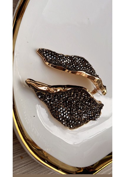 Şık ve Göz Alıcı Siyah Zirkon Taşlı Altın Detaylı Kanat Küpe fiyatları