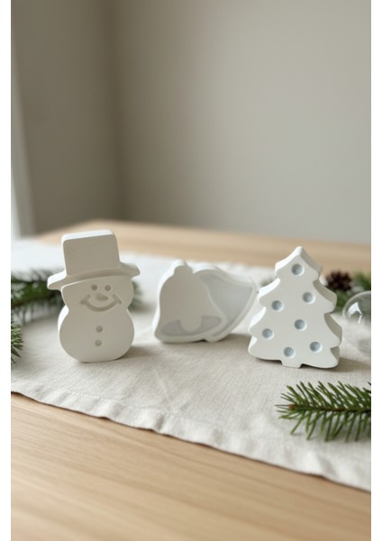 Yılbaşı Temalı 3’lü Dekoratif Biblo Seti – Kardan Adam, Çam Ağacı Masa Üstü Yeni Yıl Süsü