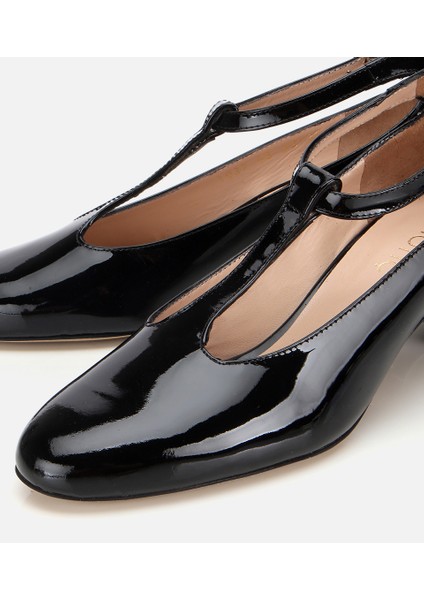 01AYH316630A100 KADIN Rugan Deri Siyah Blok Topuk Detaylı Topuklu Ayakkabı modelleri