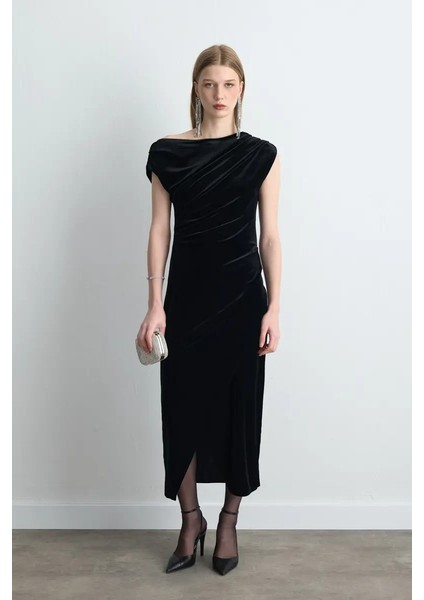 Asimetrik Omuzlu Kadife Uzun Elbise - Siyah