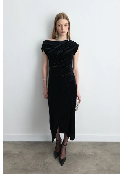 Asimetrik Omuzlu Kadife Uzun Elbise - Siyah fiyatları