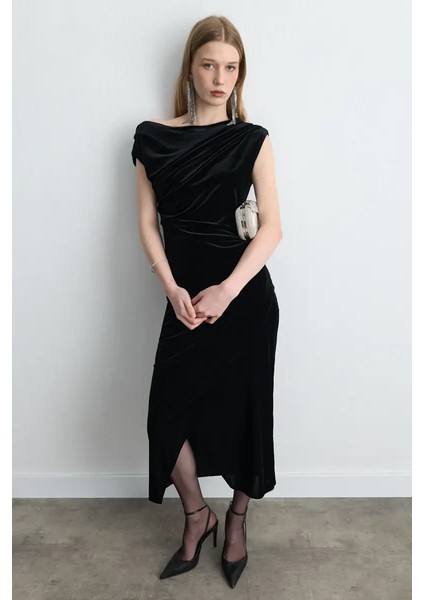 Asimetrik Omuzlu Kadife Uzun Elbise - Siyah modelleri