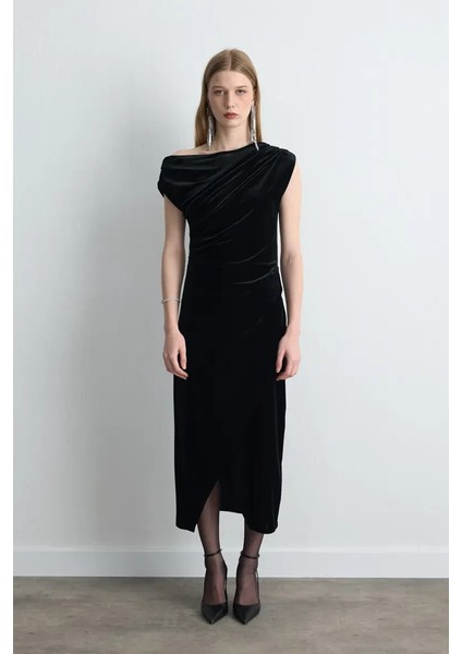 Asimetrik Omuzlu Kadife Uzun Elbise - Siyah fırsatları