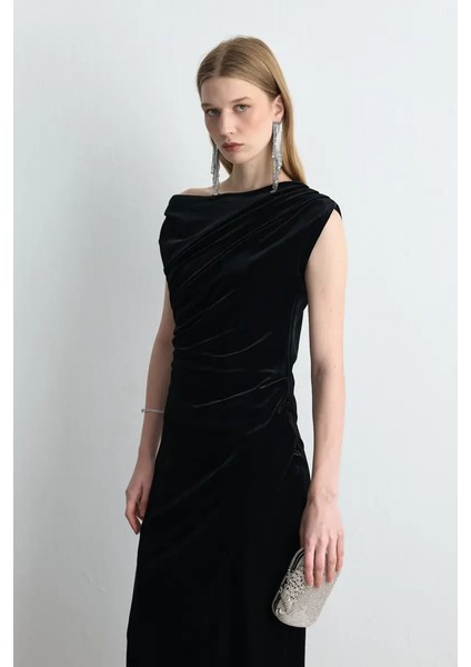 Asimetrik Omuzlu Kadife Uzun Elbise - Siyah indirimleri