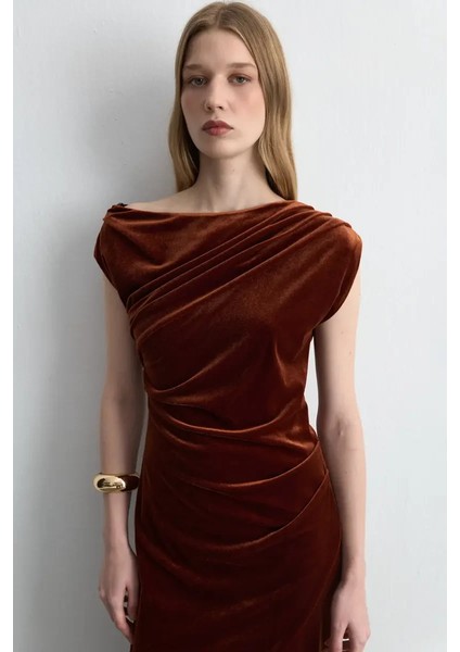 Asimetrik Omuzlu Kadife Uzun Elbise - Kiremit fırsatları