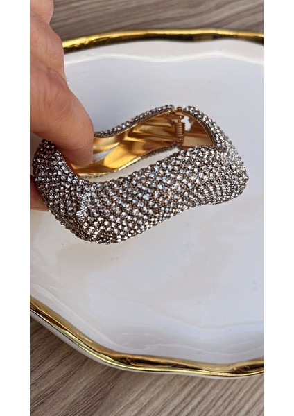 Göz Kamaştıran Işıltı! Lüks Kristalleriyle Kavisli Gümüş Rengi Kelepçe Bileklik