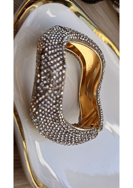Göz Kamaştıran Işıltı! Lüks Kristalleriyle Kavisli Gümüş Rengi Kelepçe Bileklik fiyatları