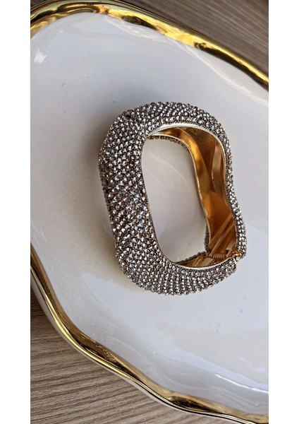 Göz Kamaştıran Işıltı! Lüks Kristalleriyle Kavisli Gümüş Rengi Kelepçe Bileklik modelleri