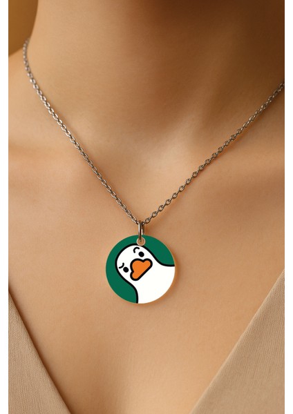 Şeffaf Sert Akrilik Kolye Ucu ve Üzeri Zincirli Desenli Kolye Şaşkın Ördek