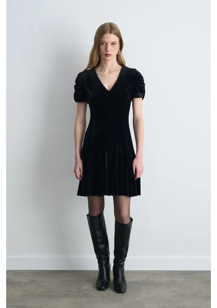 V Yakalı Mini Kadife Elbise - Siyah