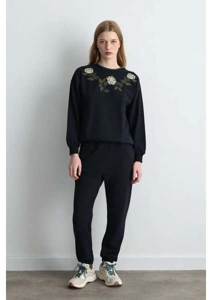 Çiçek Nakışlı Sweatshirt - Siyah