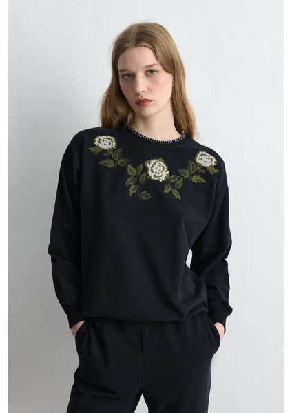 Çiçek Nakışlı Sweatshirt - Siyah fiyatları