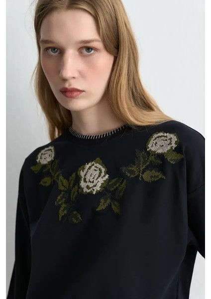 Çiçek Nakışlı Sweatshirt - Siyah modelleri