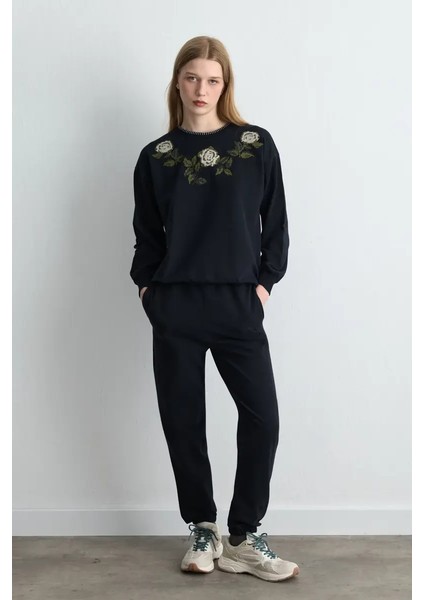 Çiçek Nakışlı Sweatshirt - Siyah fırsatları