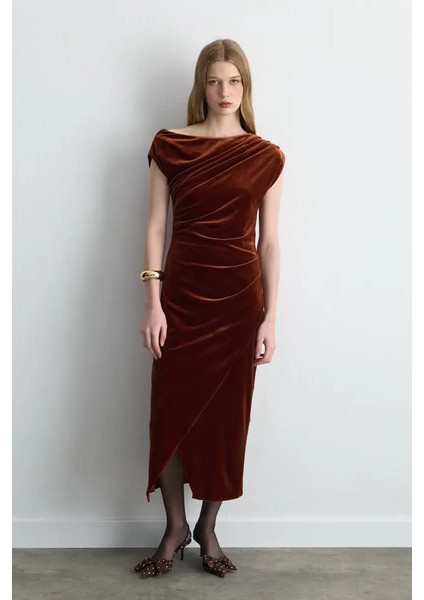 Asimetrik Omuzlu Kadife Uzun Elbise - Kiremit