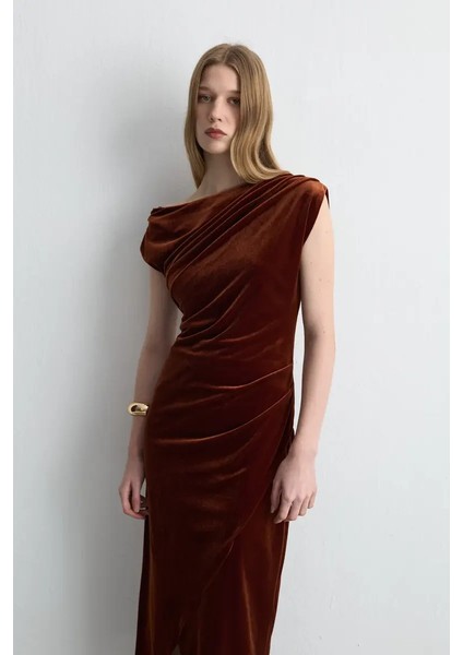 Asimetrik Omuzlu Kadife Uzun Elbise - Kiremit modelleri