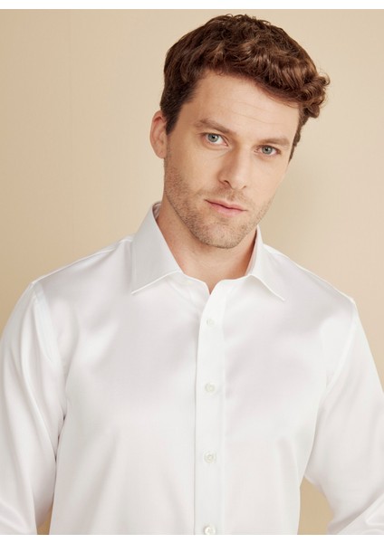 Slim Fit Klasik Yaka Beyaz Erkek Gömlek BBFW25MSH017 fırsatları