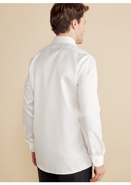 Slim Fit Klasik Yaka Beyaz Erkek Gömlek BBFW25MSH017 indirimleri